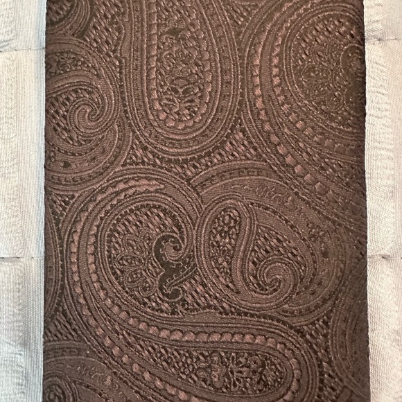 Michael Kors Brown Paisley Silk & Poly Mens Tie. This is a amazing must see tie! - Picture 3 of 10